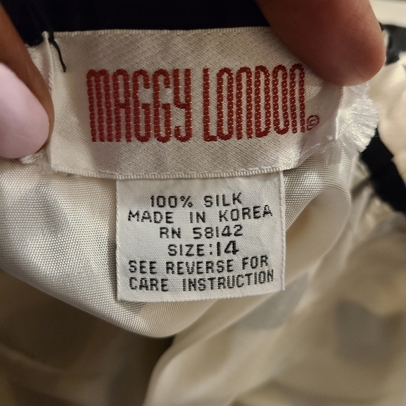 Maggy London | Vintage Graphic Print Silk Pencil Skirt (Size 14) - Picture 2 of 16